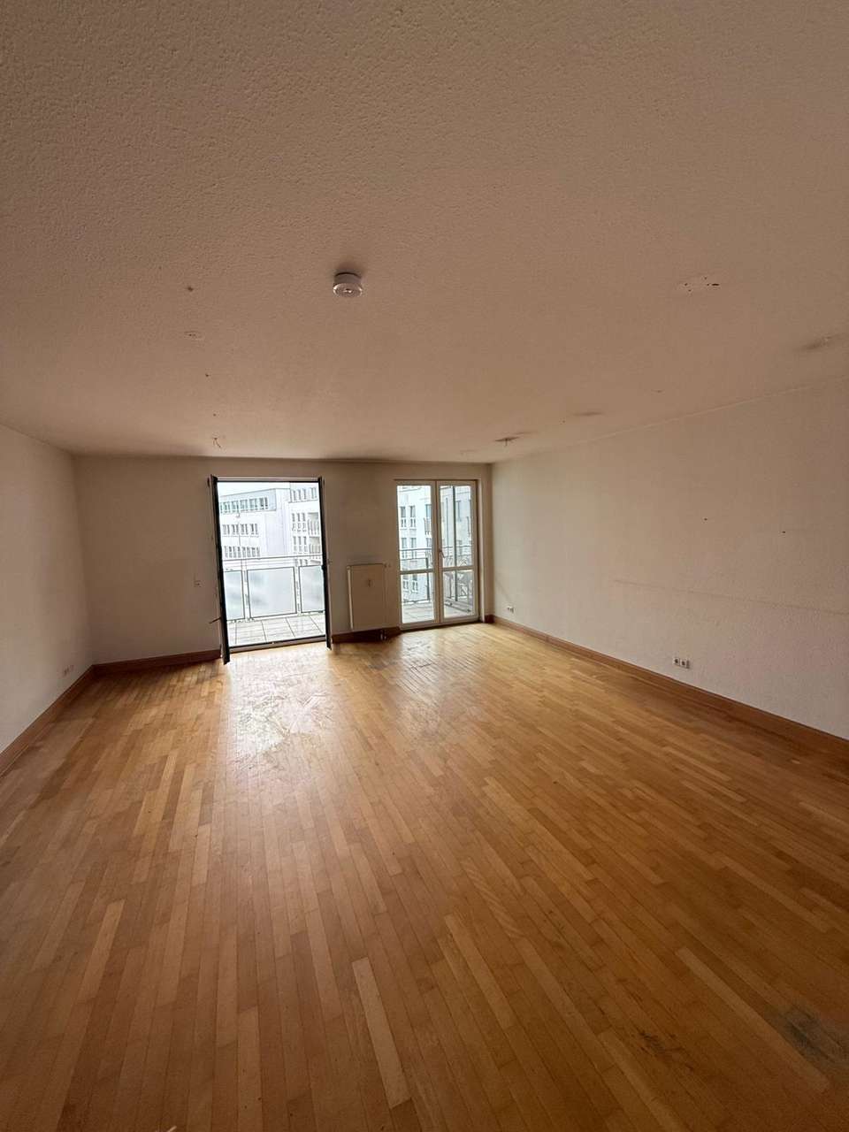 Bezugsfrei! 3 Zi.-Whg mit Aufzug, Balkon und inkl. 2 TG Stellplätzen  zu verkaufen
