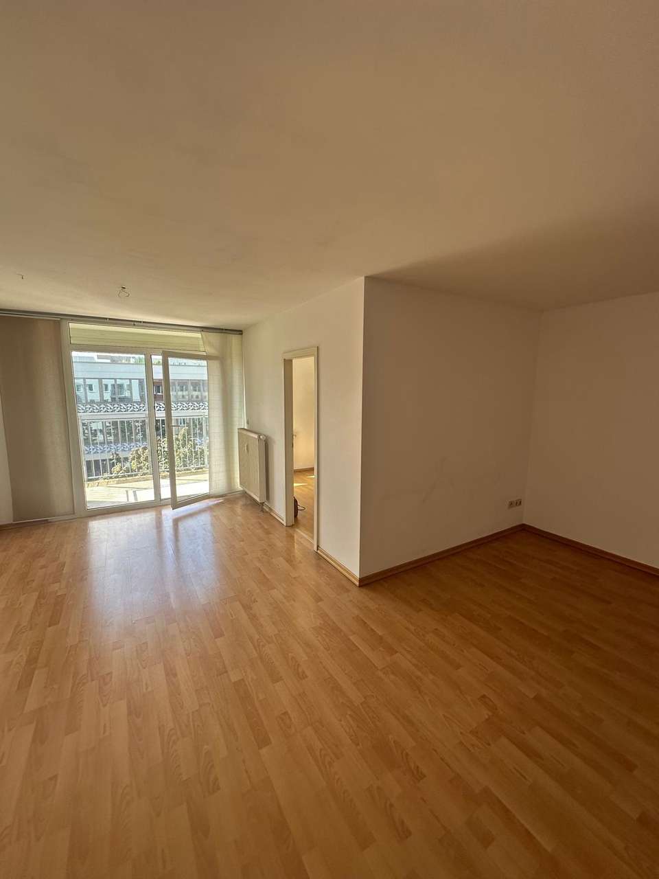 BEZUGSFREI!! 2 Zi.- ETW mit EBK, Loggia & Aufzug zu verkaufen