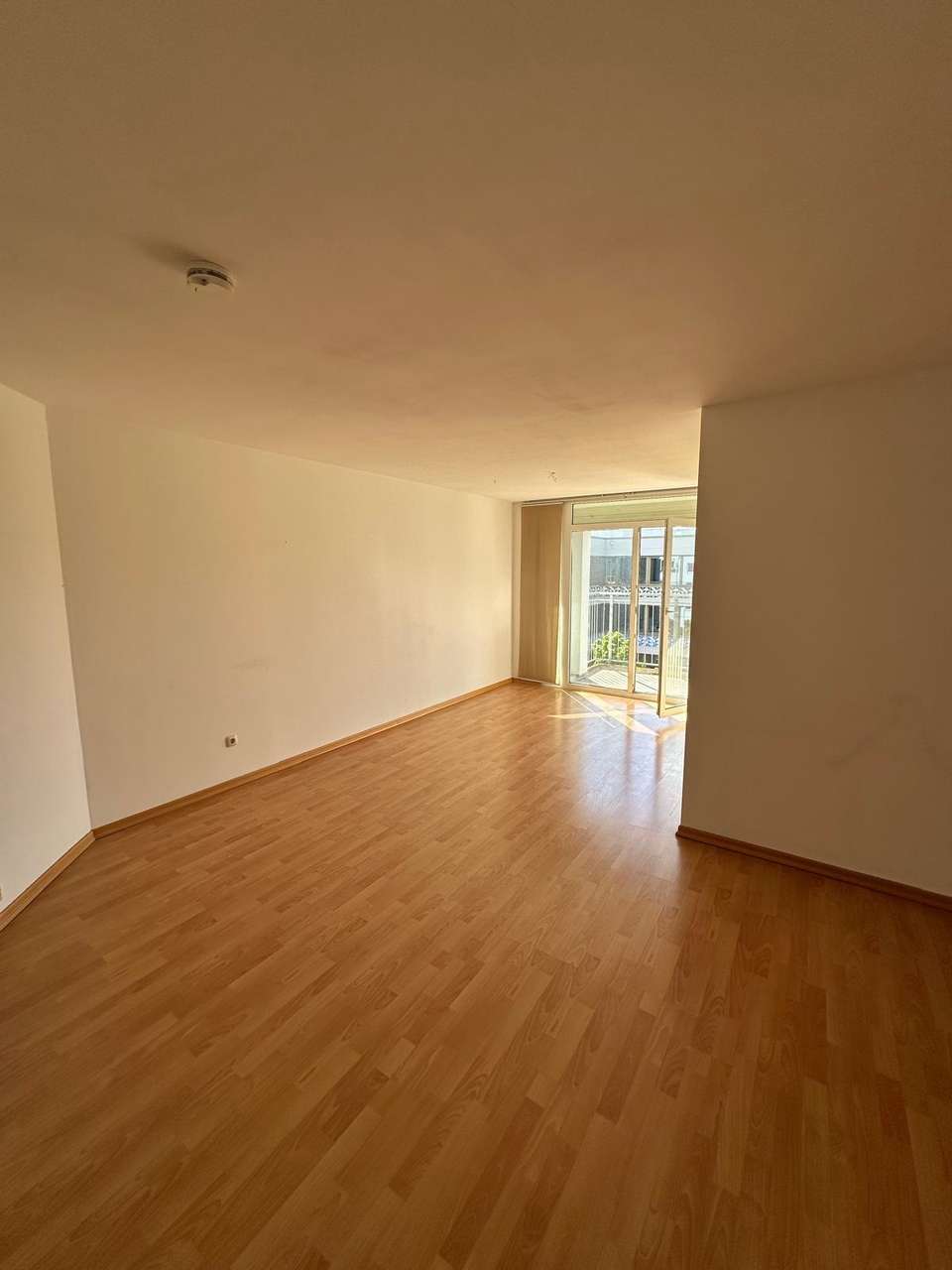 Sofort vermieten! Freie 2 Zi.- ETW mit EBK, Loggia & Aufzug zu verkaufen