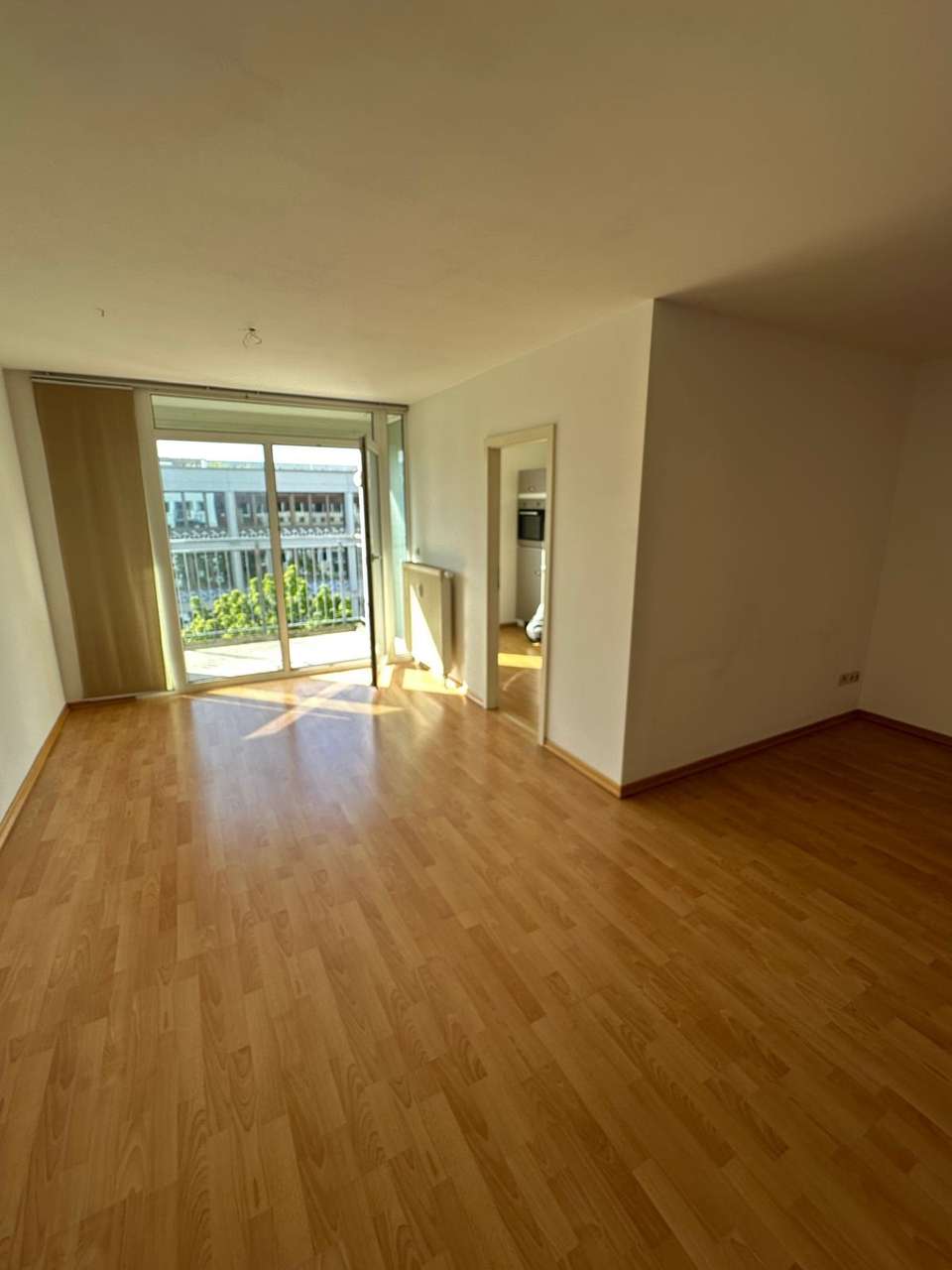 Sofort vermieten! Freie 2 Zi.- ETW mit EBK, Loggia & Aufzug zu verkaufen