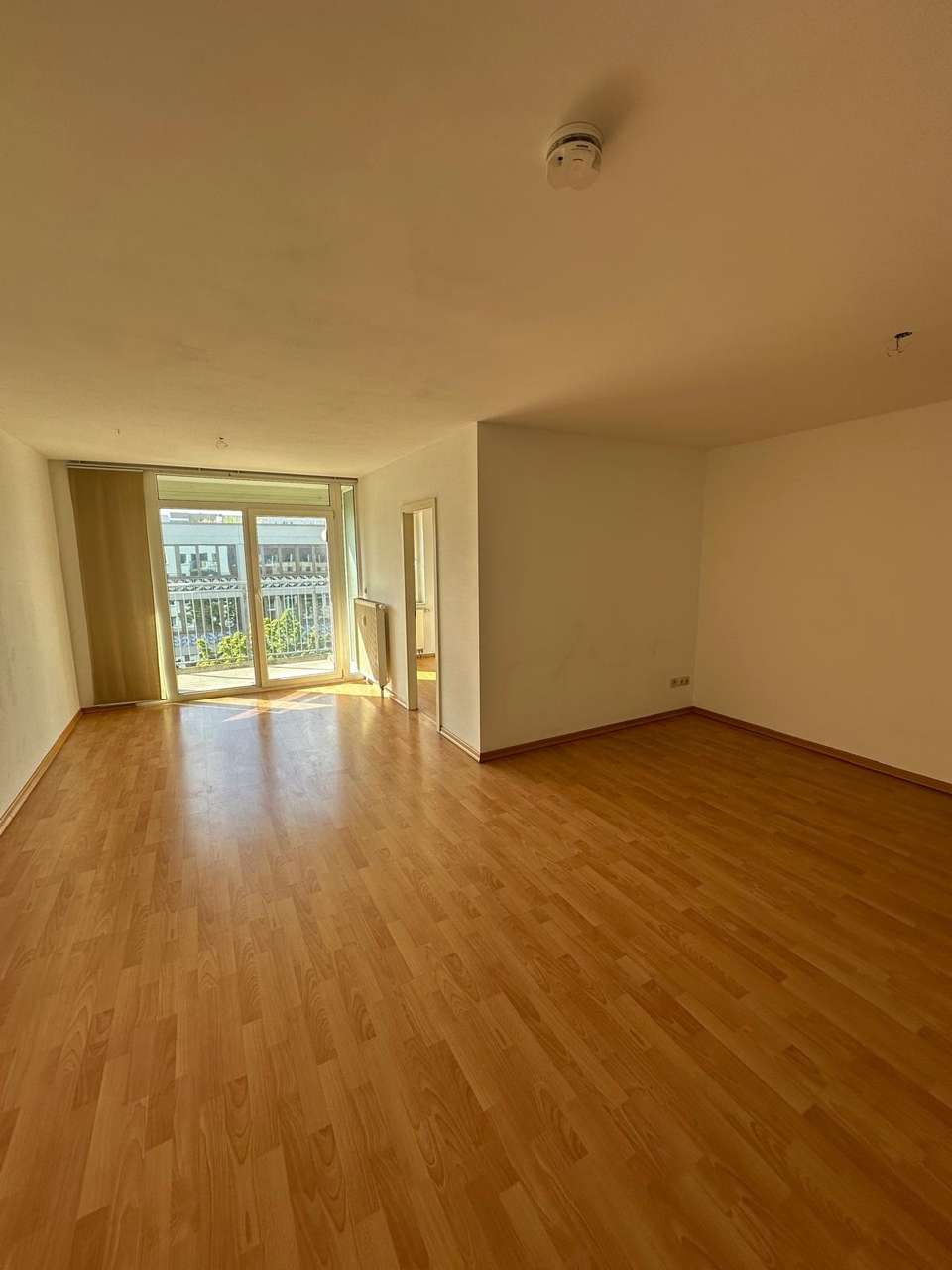 Sofort vermieten! Freie 2 Zi.- ETW mit EBK, Loggia & Aufzug zu verkaufen