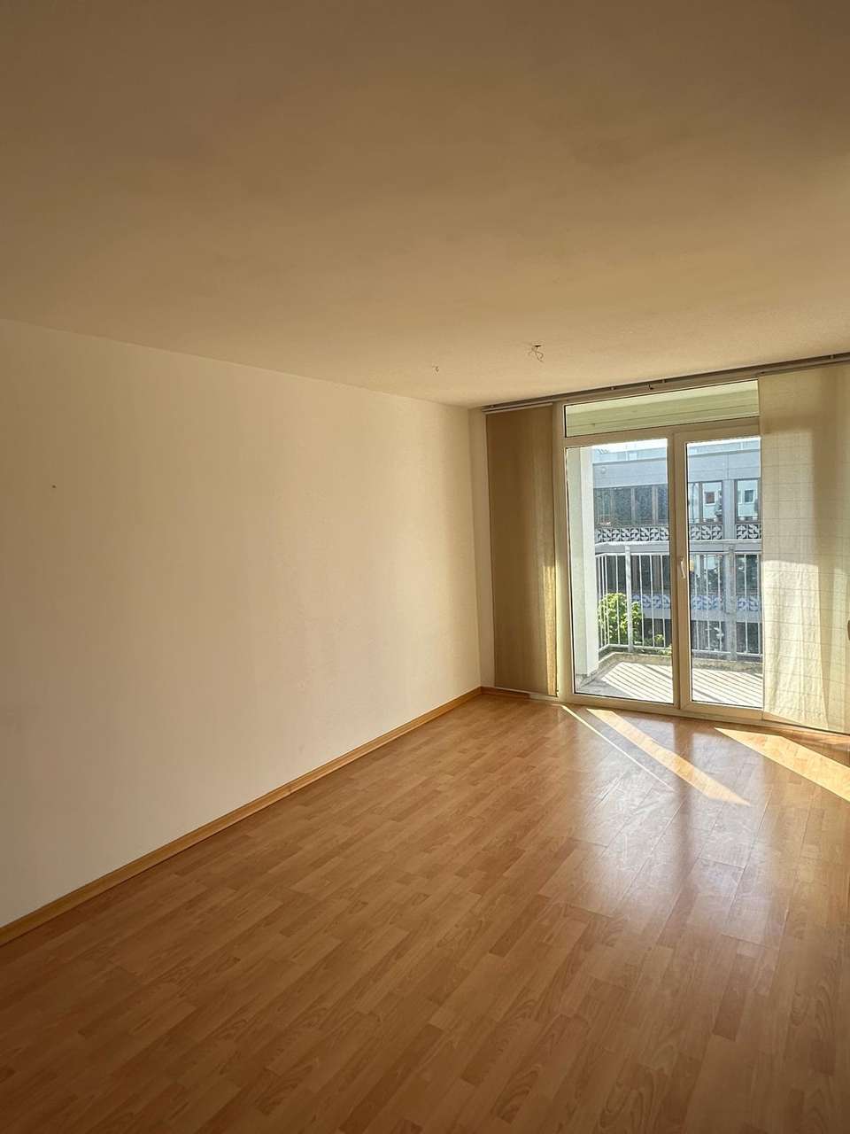 Sofort vermieten! Freie 2 Zi.- ETW mit EBK, Loggia & Aufzug zu verkaufen