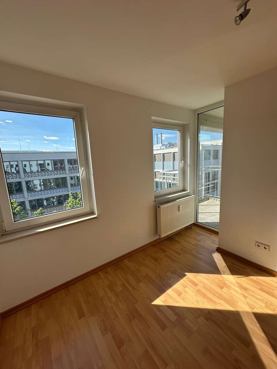 Sofort vermieten! Freie 2 Zi.- ETW mit EBK, Loggia & Aufzug zu verkaufen