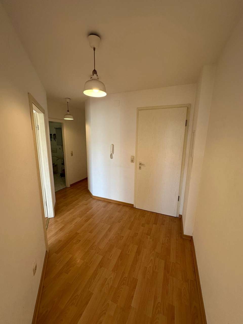 Sofort vermieten! Freie 2 Zi.- ETW mit EBK, Loggia & Aufzug zu verkaufen