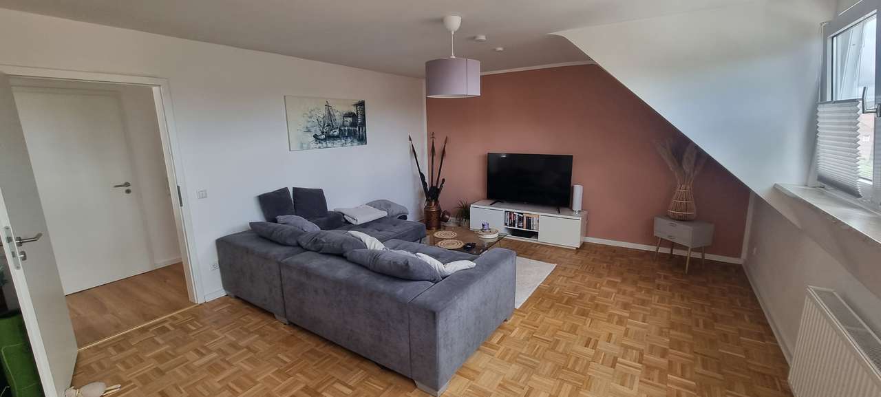 Helle 3 Zi.-DG Wohnung mit Balkon zu vermieten