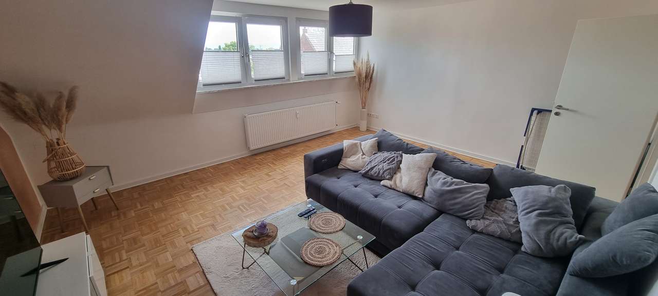 Helle 3 Zi.-DG Wohnung mit Balkon zu vermieten