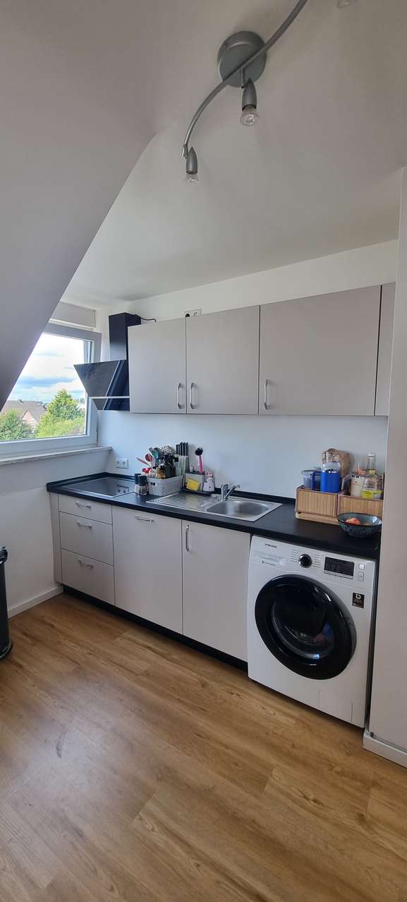 Helle 3 Zi.-DG Wohnung mit Balkon zu vermieten