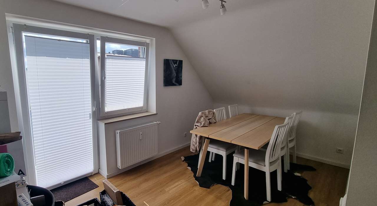 Helle 3 Zi.-DG Wohnung mit Balkon zu vermieten