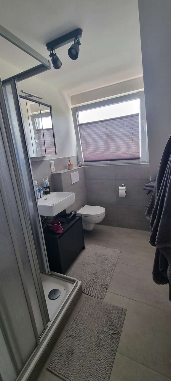 Helle 3 Zi.-DG Wohnung mit Balkon zu vermieten