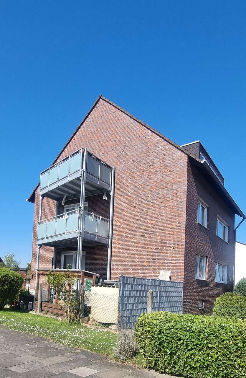 Helle 3 Zi.-DG Wohnung mit Balkon zu vermieten