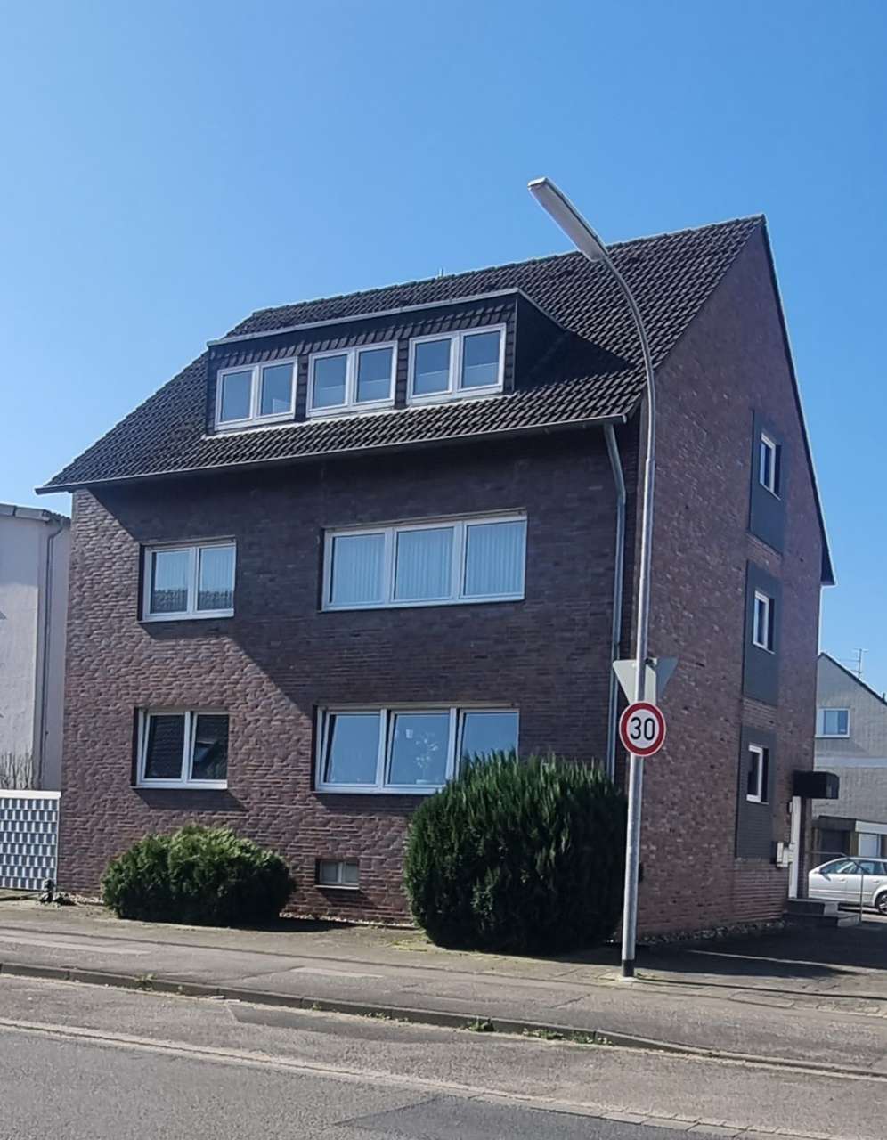 Helle 3 Zi.-DG Wohnung mit Balkon zu vermieten
