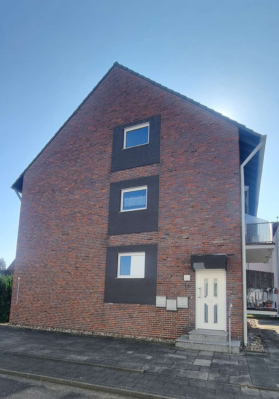 Helle 3 Zi.-DG Wohnung mit Balkon zu vermieten