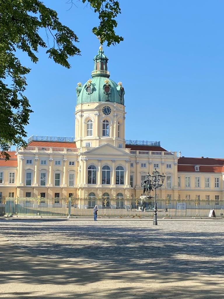 und Schloss Charlottenburg direkt gegenüber und Schloss Charlottenburg direkt gegenüber