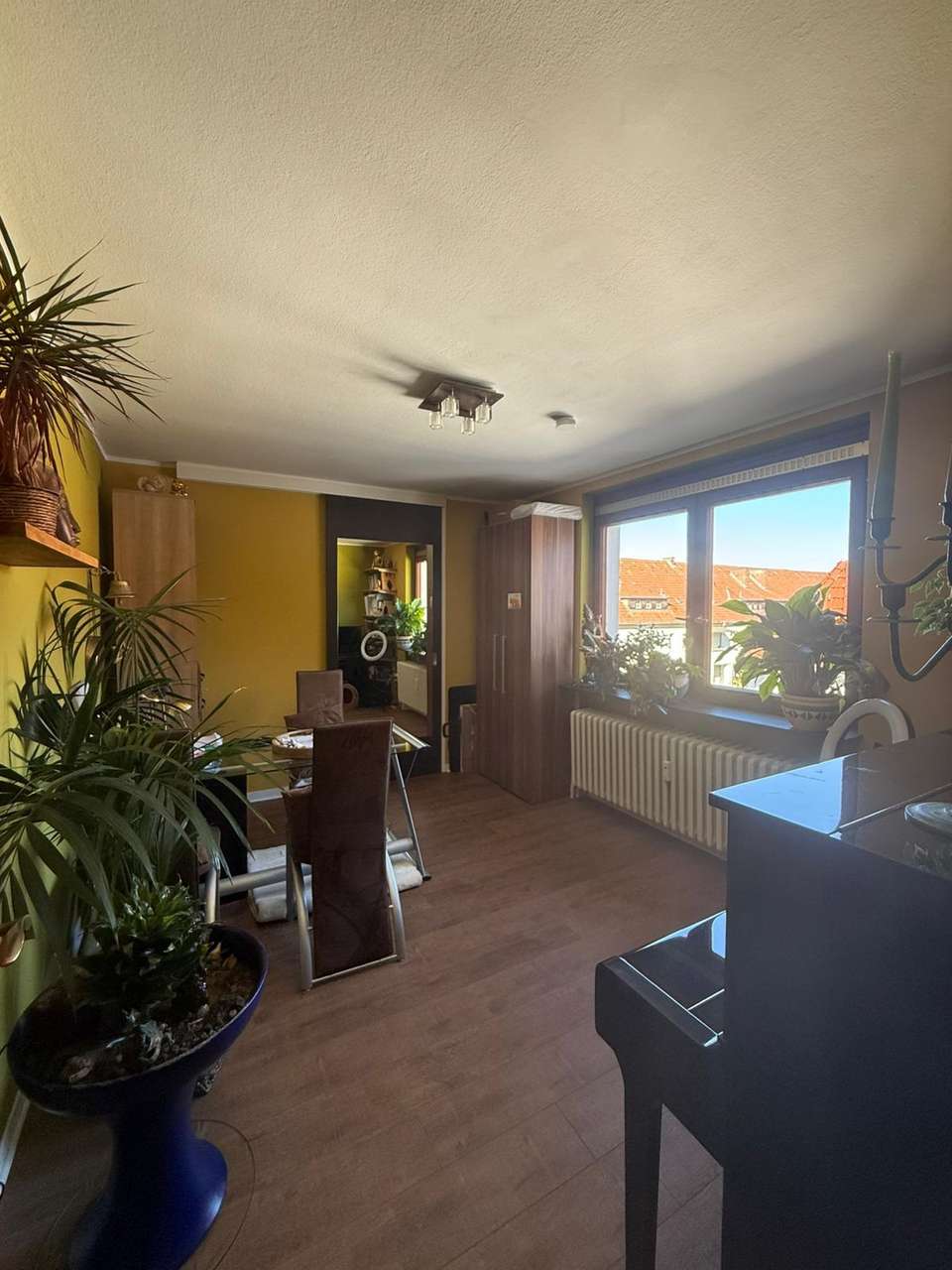 Schlafzimmer mit beg. Kleiders