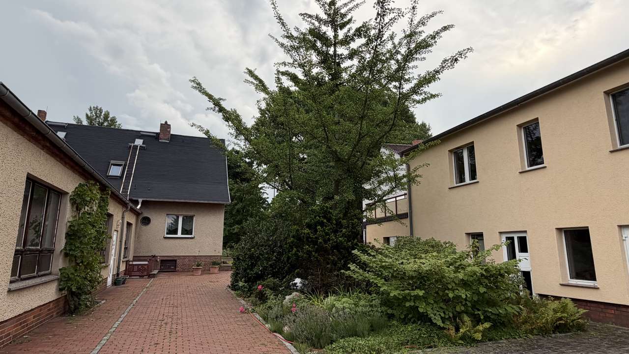 Rechts Nebengebäude mit Garage Rechts Nebengebäude mit Garage