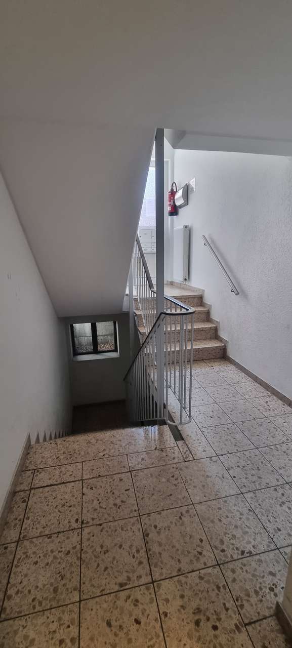 Treppenabgang zum Aufzug Treppenabgang zum Aufzug